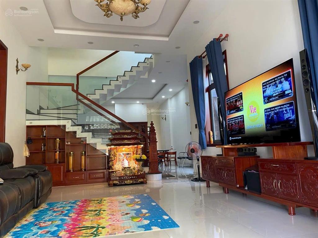 Nhà mt đx042 phú mỹ (phường bình dương  hcm).
nhà 1 trệt 2 lầu pk, 4pn, bếp, sân oto