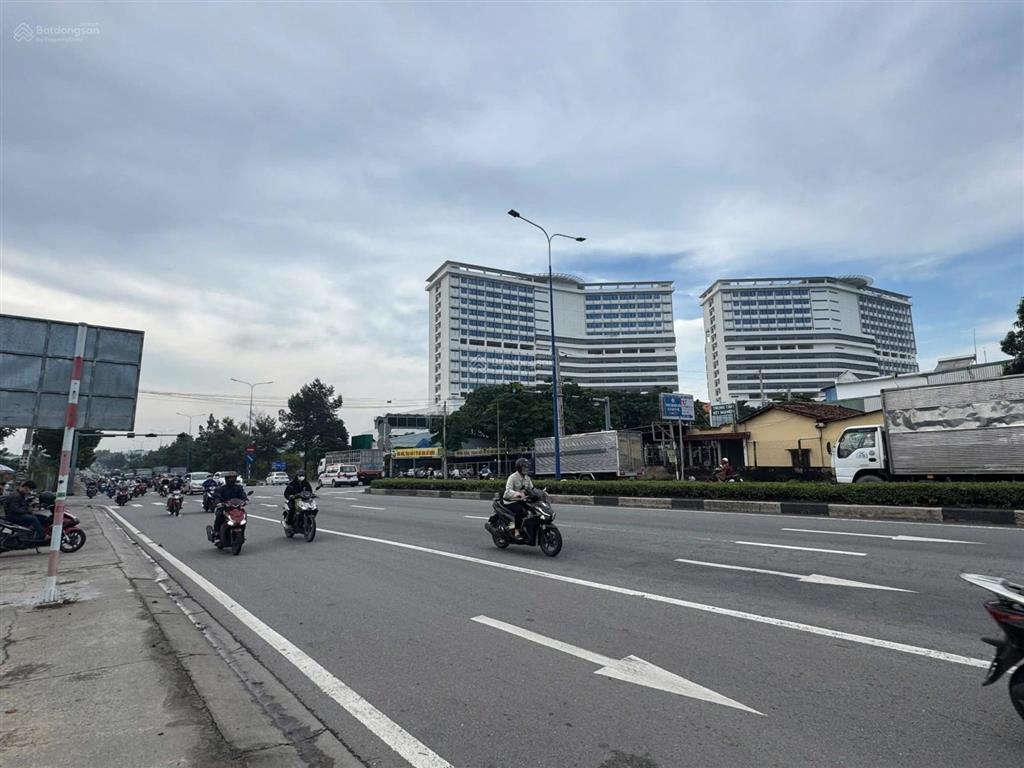 Mặt tiền mỹ phước tân vạn sát lô góc đối diện bệnh viện lớn nhất bình dương 12tỷ5 tl nhẹ mt kd
