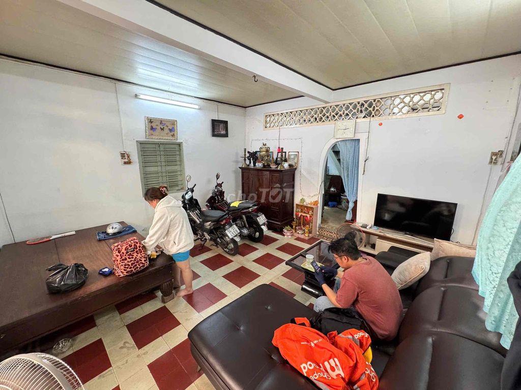 BÁN NHÀ DIỆN TÍCH LỚN 70m2