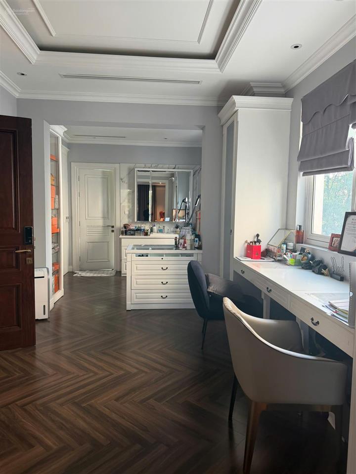 Cho thuê biệt thự song lập 250m2 hoa sữa, vinhomes riverside, hoàn thiện đẹp có thang máy, 04pn4wc