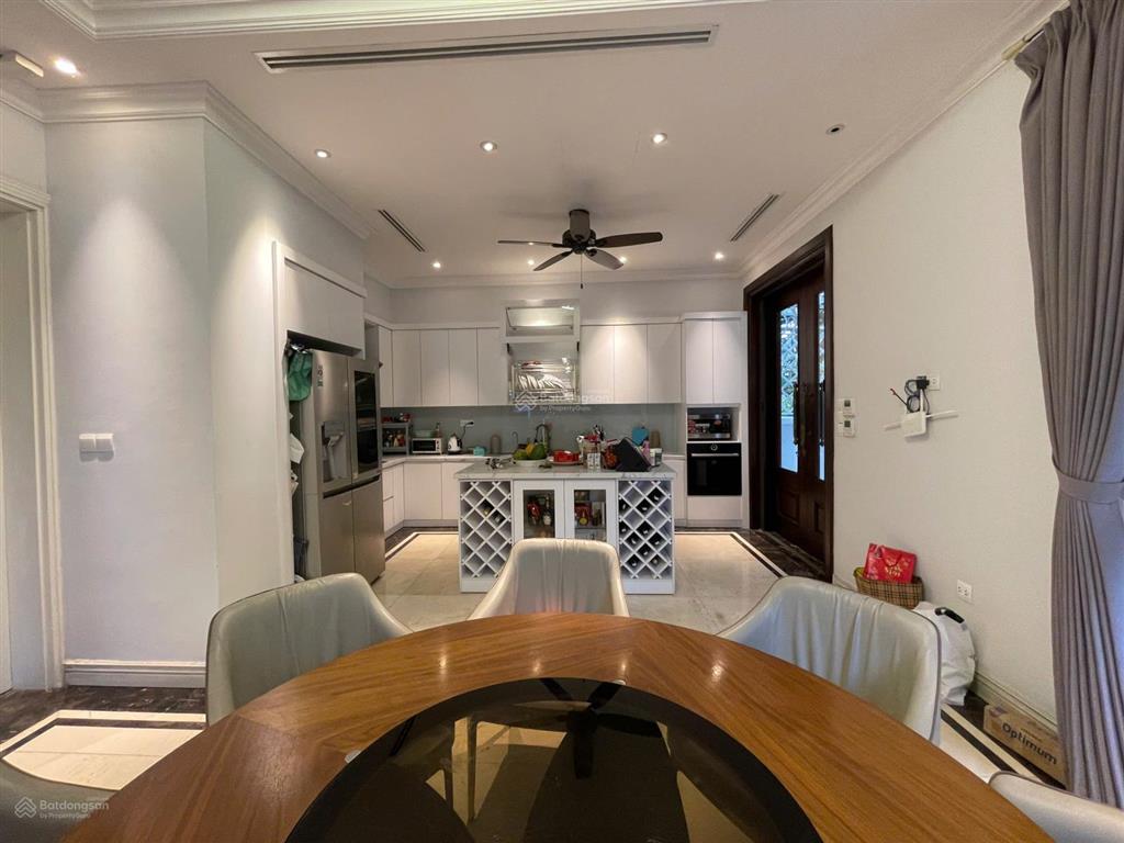 Cho thuê biệt thự song lập 250m2 hoa sữa, vinhomes riverside, hoàn thiện đẹp có thang máy, 04pn4wc