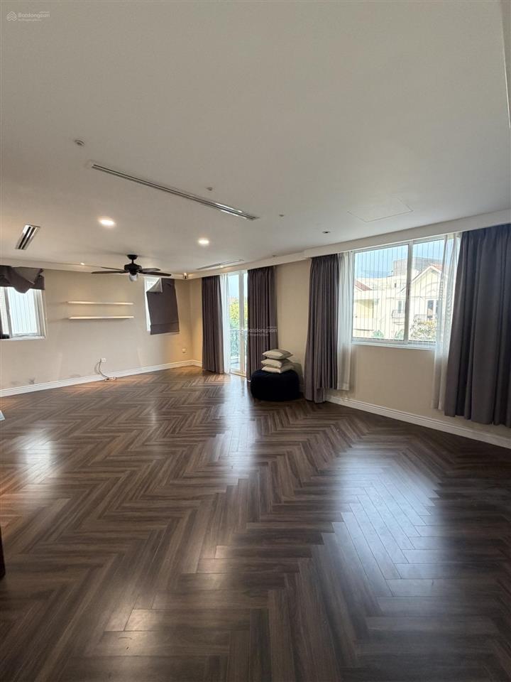 Cho thuê biệt thự song lập 250m2 hoa sữa, vinhomes riverside, hoàn thiện đẹp có thang máy, 04pn4wc