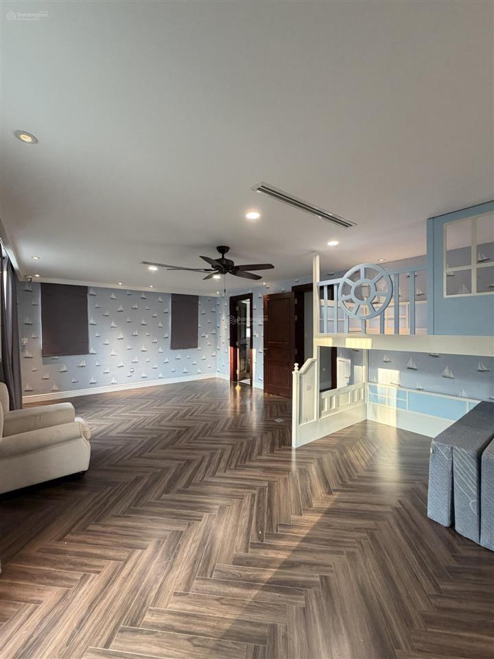 Cho thuê biệt thự song lập 250m2 hoa sữa, vinhomes riverside, hoàn thiện đẹp có thang máy, 04pn4wc