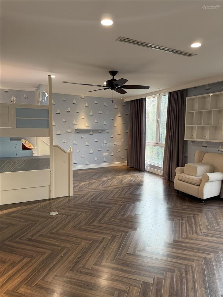 Cho thuê biệt thự song lập 250m2 hoa sữa, vinhomes riverside, hoàn thiện đẹp có thang máy, 04pn4wc
