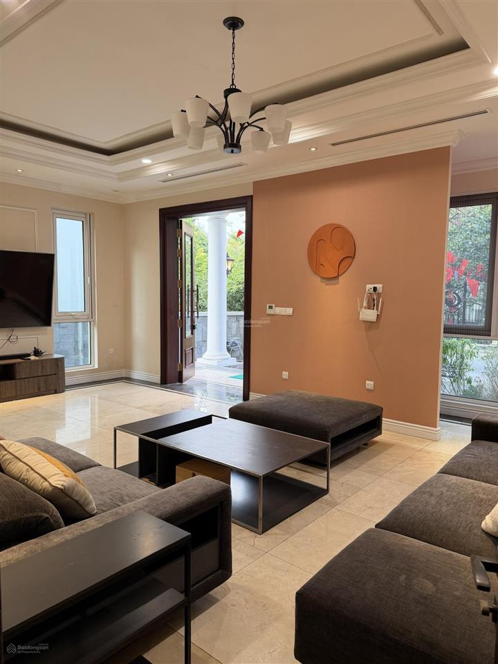 Cho thuê biệt thự song lập 250m2 hoa sữa, vinhomes riverside, hoàn thiện đẹp có thang máy, 04pn4wc