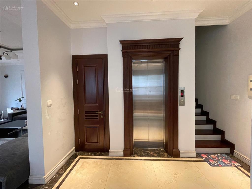 Cho thuê biệt thự song lập 250m2 hoa sữa, vinhomes riverside, hoàn thiện đẹp có thang máy, 04pn4wc