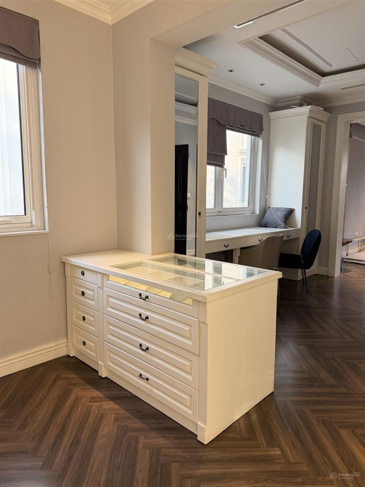 Cho thuê biệt thự song lập 250m2 hoa sữa, vinhomes riverside, hoàn thiện đẹp có thang máy, 04pn4wc
