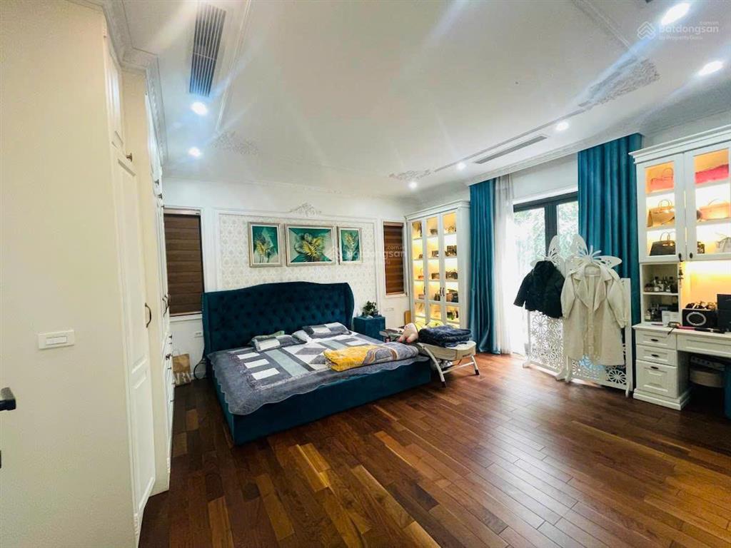 Bán biệt thự đơn lập 366.8 m2 vinhomes riverside, view sông ngã ba lớn nội khu 5pn, 5wc, có bể hơi