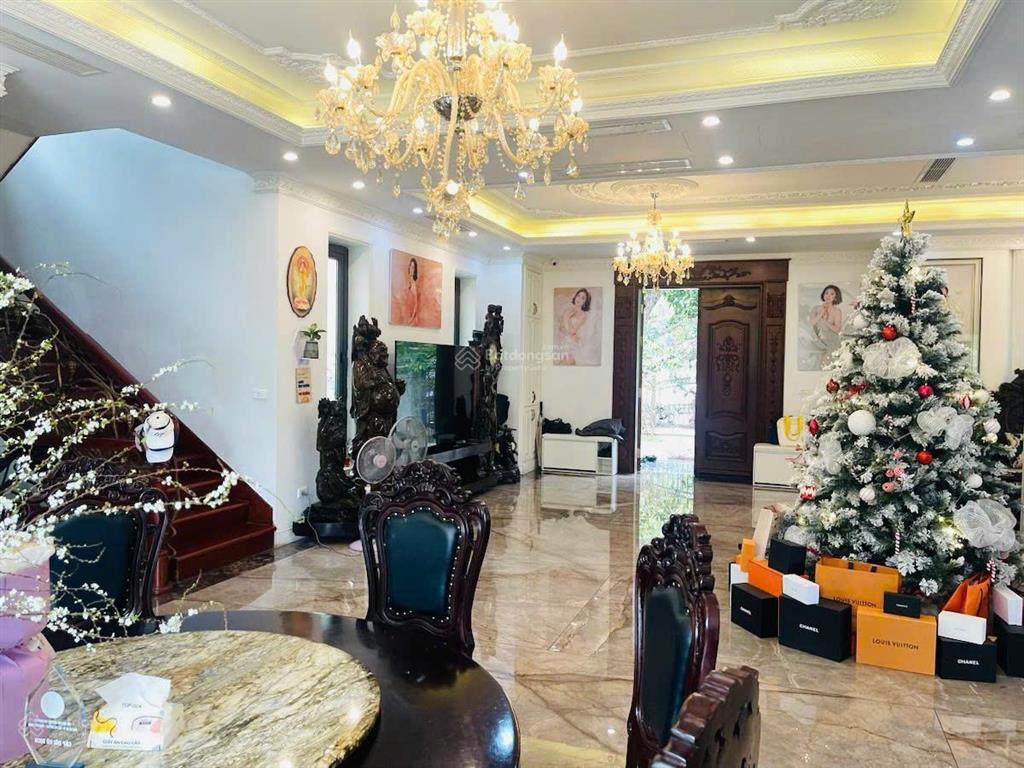 Bán biệt thự đơn lập 366.8 m2 vinhomes riverside, view sông ngã ba lớn nội khu 5pn, 5wc, có bể hơi