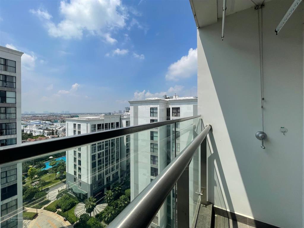 Bán căn hộ studio 38m2 vinhomes symphony, full nội thất, tầng cao, ban công đn view hồ bơi