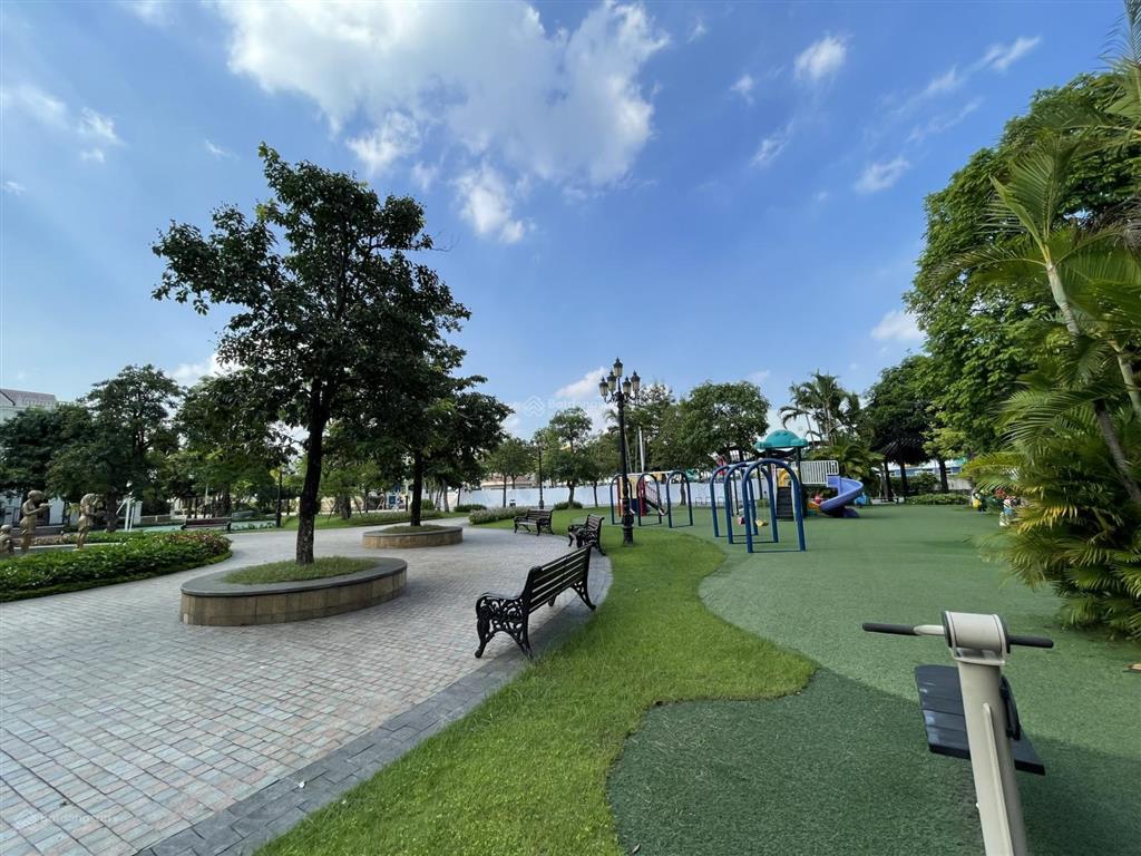 Bán biệt thự đơn lập hoa lan 381 m2 vinhomes riverside, vườn hoa trước nhà, view ngã ba sông