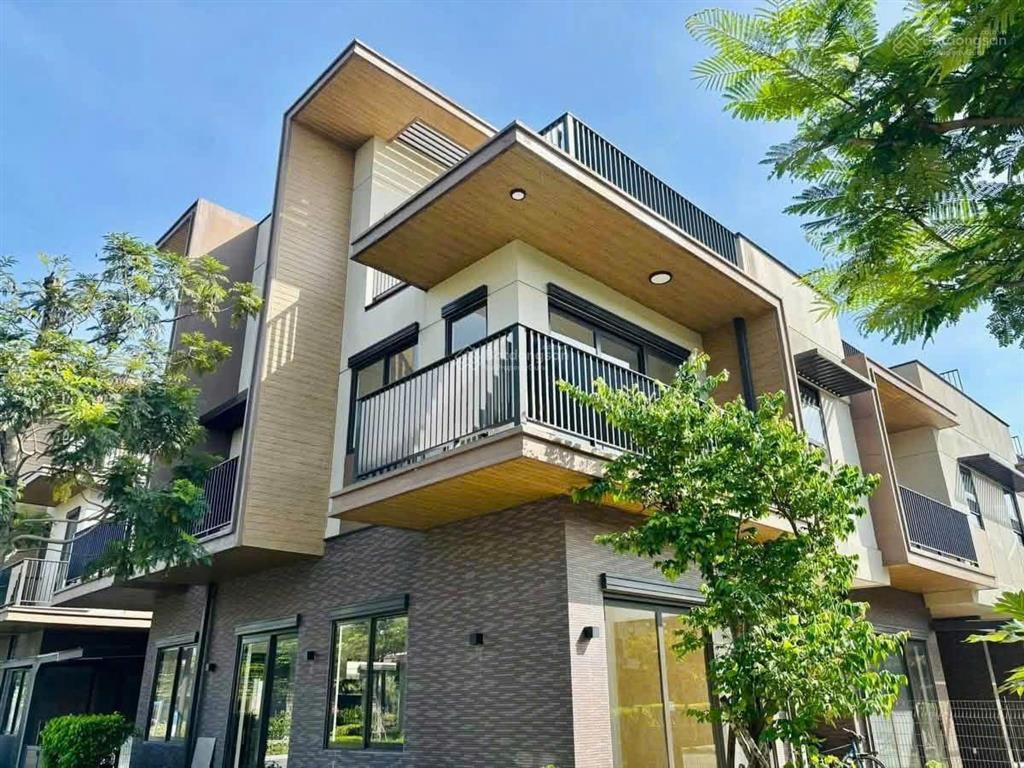 5.7 tỷ nhà phố izumi city. có sổ hồng 6,4 tỷ. vay lãi suất 0 đồng đến 25 tháng có góp với nam long.