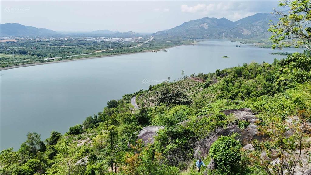 Bán 1,8 hecta đất view toàn cảnh hồ suối dầu, đường nhựa giá chỉ 305k/m2, gần tp biển nha trang