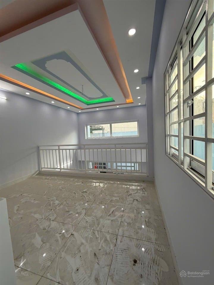 Gấp  hxh gò dầu  90m2 (5x18m)  2 tầng  3pn 2wc  1km ra aeon  chủ xây ở  nhà thật