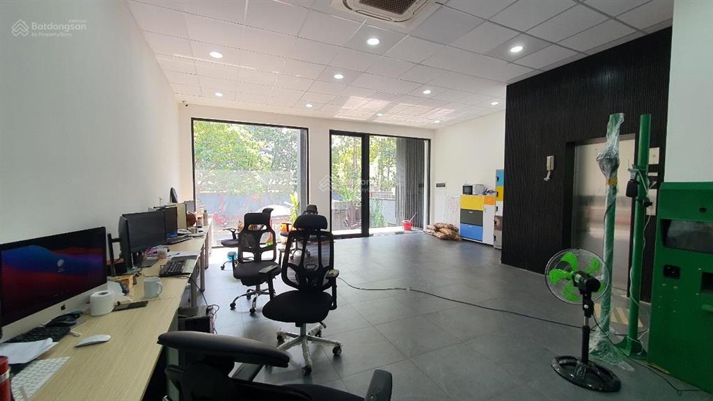 Cho thuê văn phòng mặt bằng tầng trệt 7,5x20m kdc himlam p. tân hưng q7