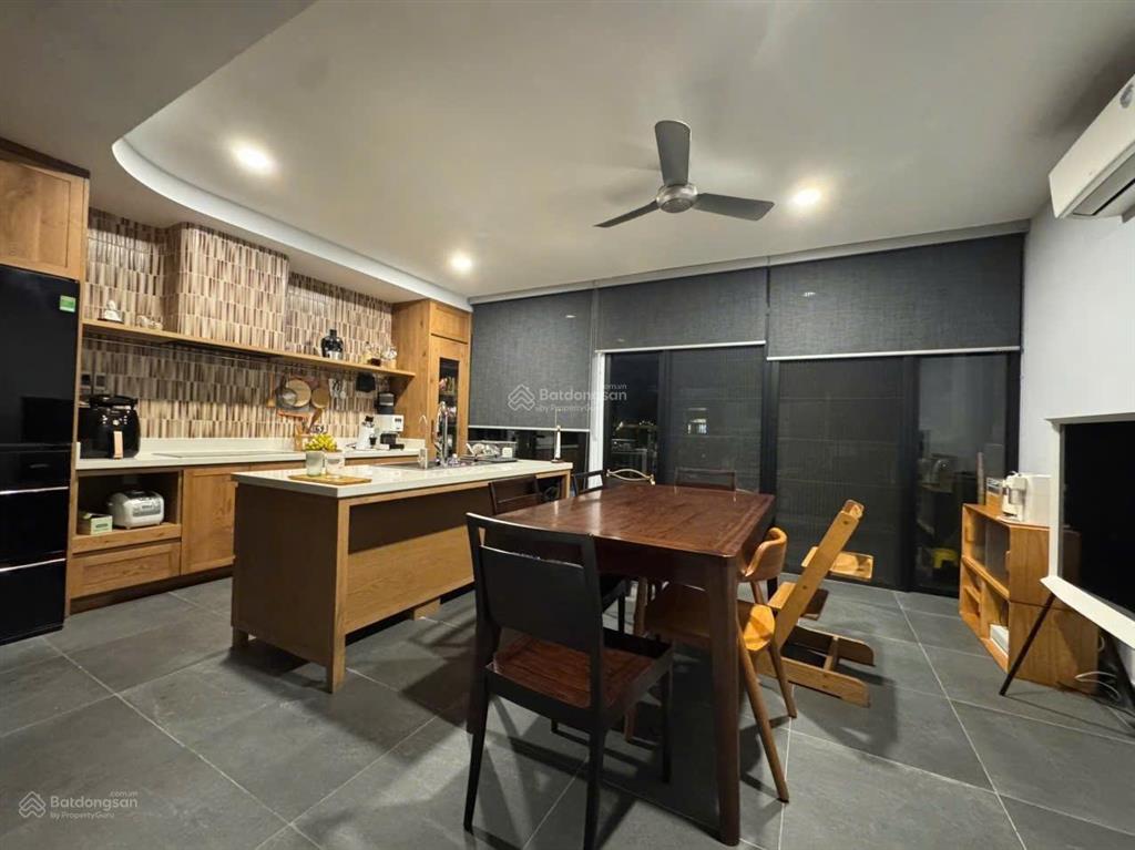 Cho thuê nhà hầm 4 lầu mặt tiền đường 65 tân quy đông p.tân phong quận 7 có thang máy