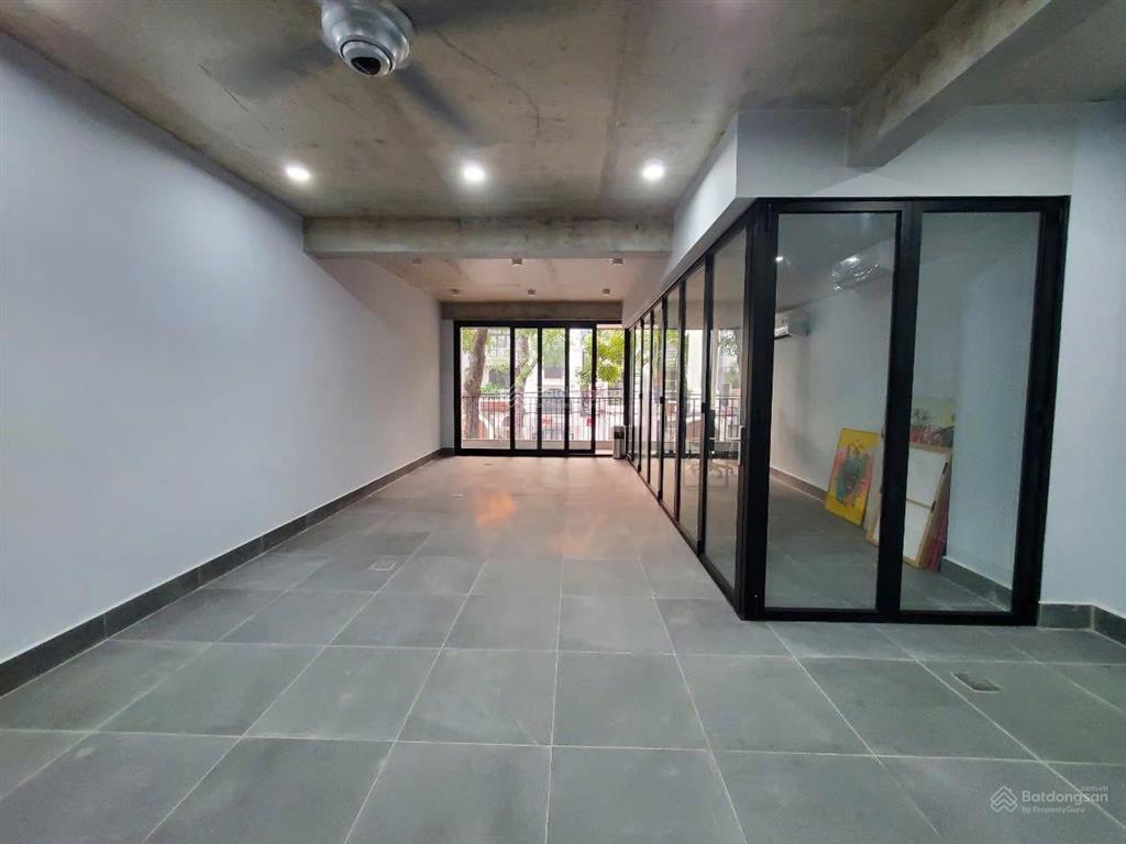 Cho thuê nhà hầm 4 lầu mặt tiền đường 65 tân quy đông p.tân phong quận 7 có thang máy