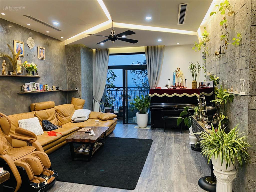 Rẻ hơn thị trường 2 tỷ. căn góc 3 pn view quảng trường royal city full nội thất, chủ rất cần bán