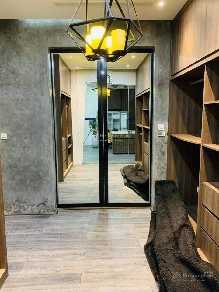 Rẻ hơn thị trường 2 tỷ. căn góc 3 pn view quảng trường royal city full nội thất, chủ rất cần bán