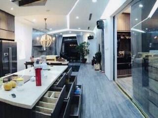 Rẻ hơn thị trường 2 tỷ. căn góc 3 pn view quảng trường royal city full nội thất, chủ rất cần bán