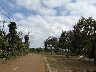 Cần bán gấp  lô đất mặt tiền đường nhựa khu dân cư, cách ủy ban xã, trường học 1km, 80m tc