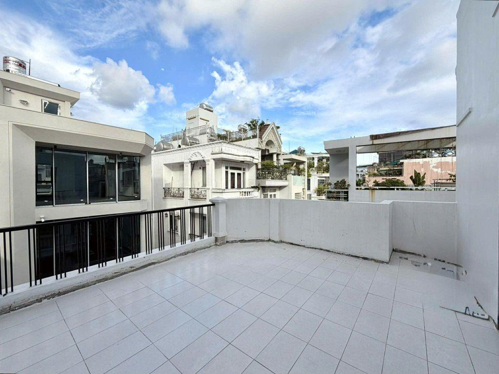 CHDV 5 TẦNG THANG MÁY - LÔ GÓC HUỲNH VĂN BÁNH 70m2 - 18 TỶ