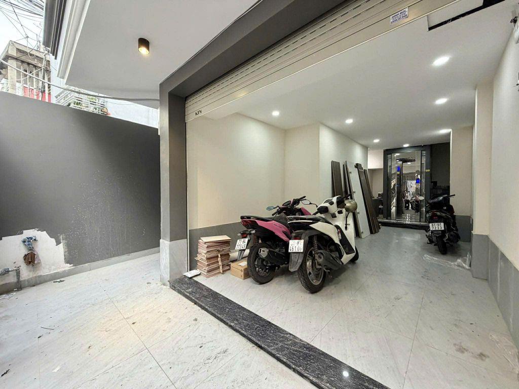 CHDV 5 TẦNG THANG MÁY - LÔ GÓC HUỲNH VĂN BÁNH 70m2 - 18 TỶ