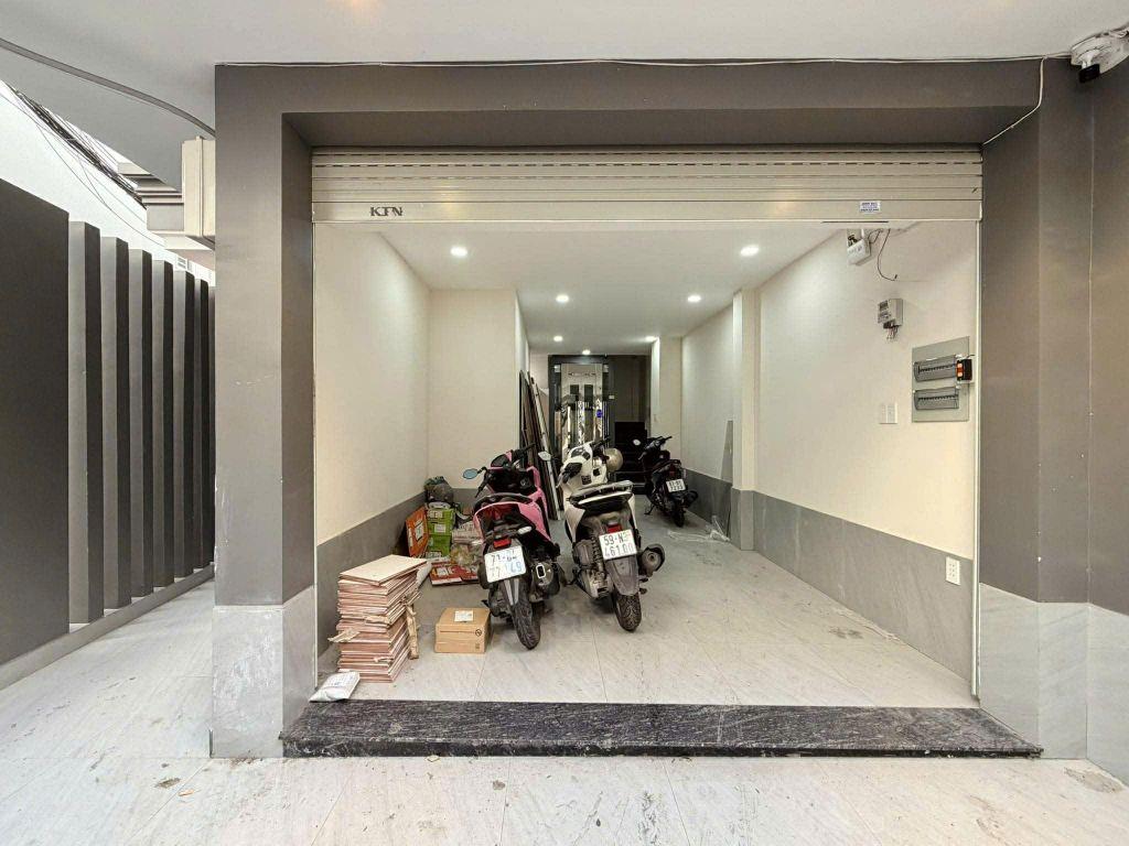 CHDV 5 TẦNG THANG MÁY - LÔ GÓC HUỲNH VĂN BÁNH 70m2 - 18 TỶ