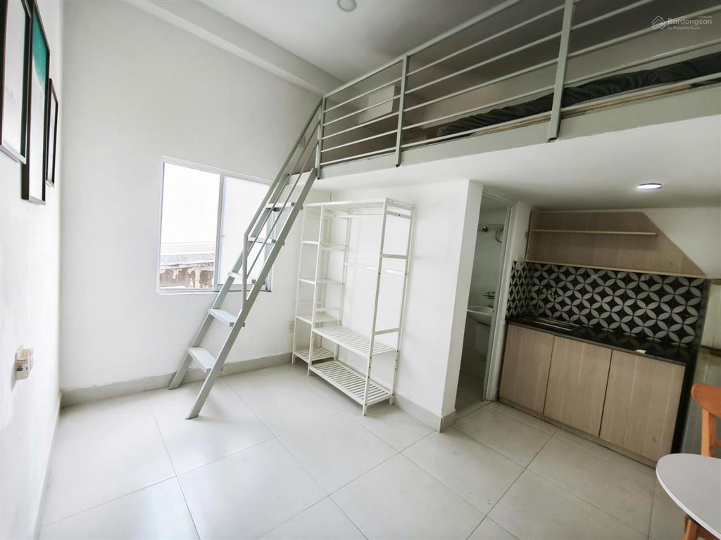 Phòng gác cửa sổ full nt 5,2 triệu  thang máy, bảo vệ 24/24
