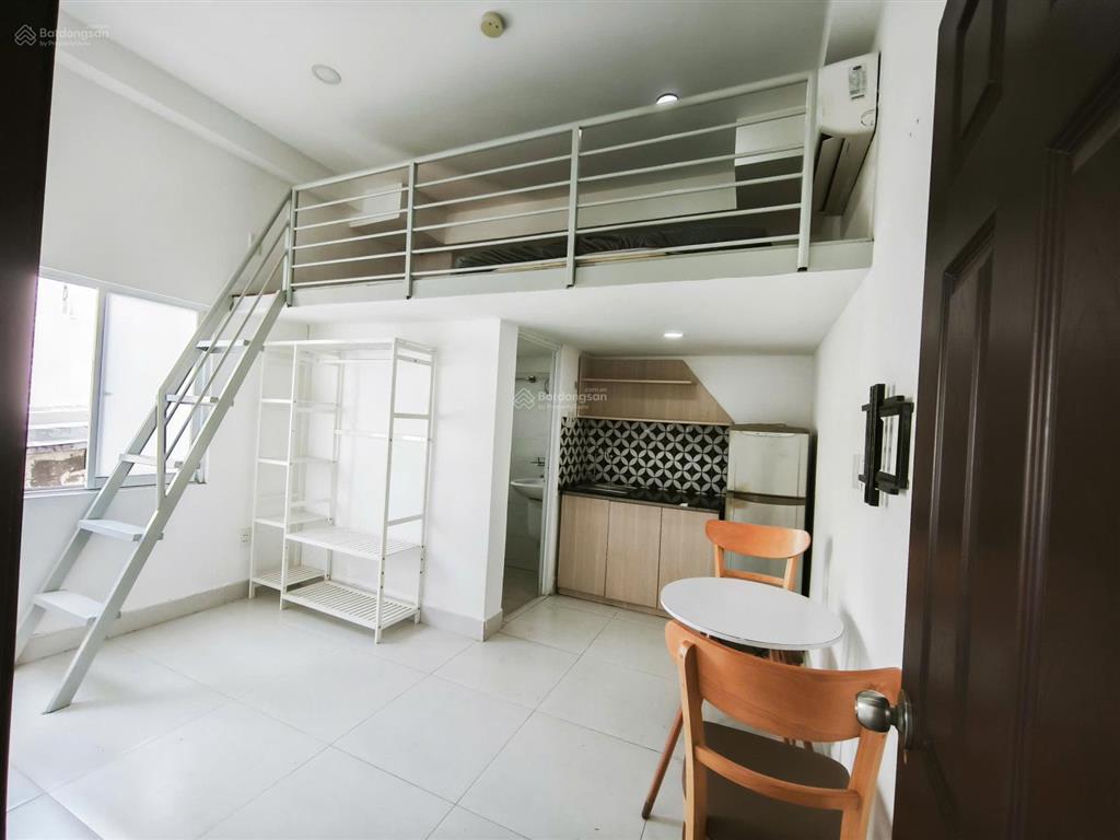 Phòng gác cửa sổ full nt 5,2 triệu  thang máy, bảo vệ 24/24