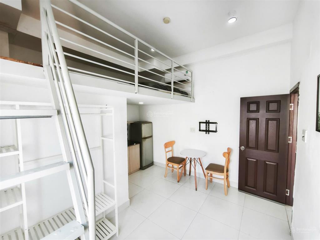 Phòng gác cửa sổ full nt 5,2 triệu  thang máy, bảo vệ 24/24