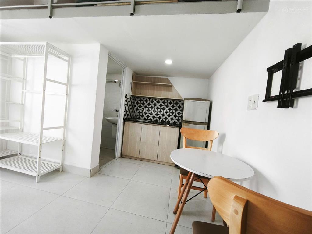Phòng gác cửa sổ full nt 5,2 triệu  thang máy, bảo vệ 24/24