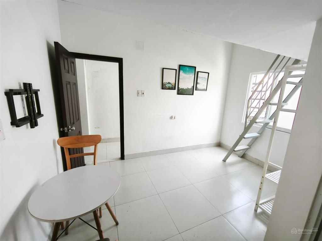 Phòng gác cửa sổ full nt 5,2 triệu  thang máy, bảo vệ 24/24