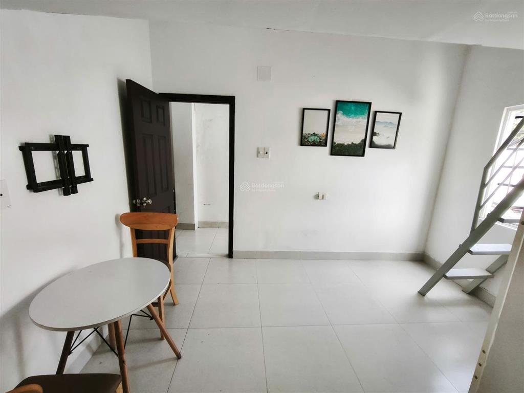 Phòng gác cửa sổ full nt 5,2 triệu  thang máy, bảo vệ 24/24