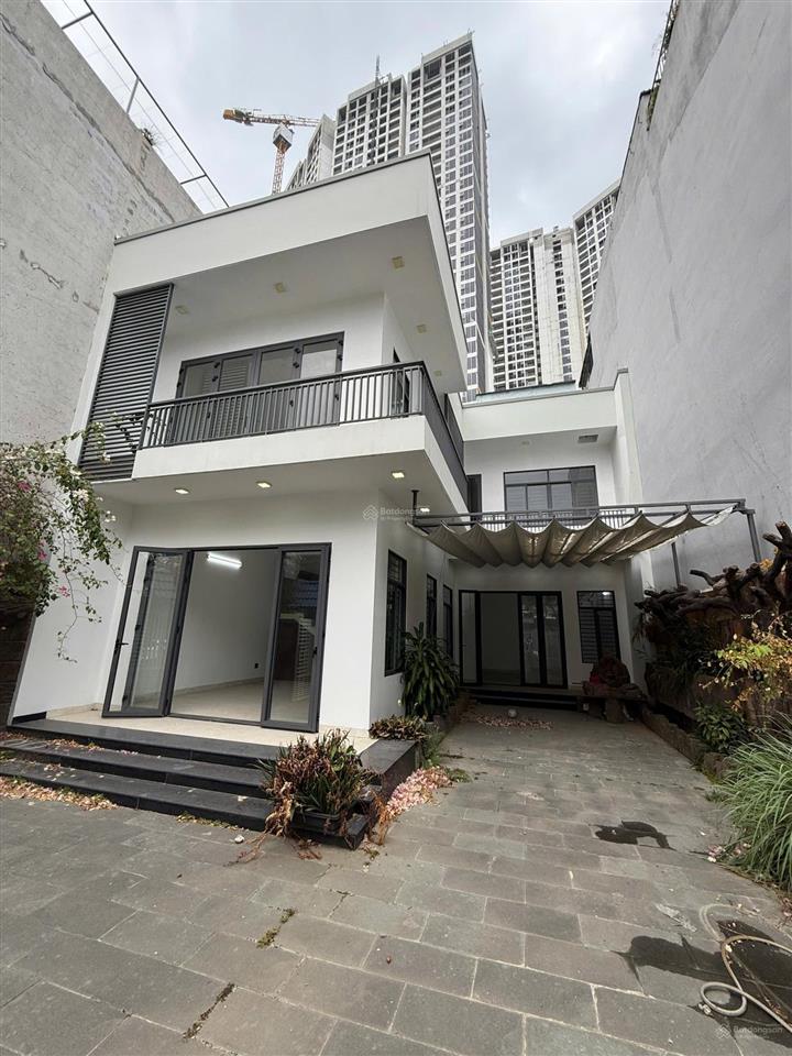Bán nhà 2 tầng có sân vườn 200m2 mt 5m5 phạm văn bạch gần downtown 69 tầng , gọi tuyết