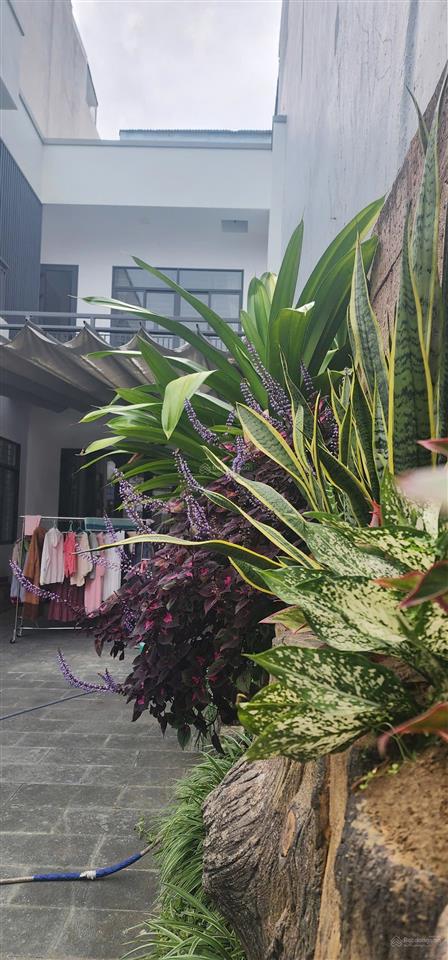 Bán nhà 2 tầng có sân vườn 200m2 mt 5m5 phạm văn bạch gần downtown 69 tầng , gọi tuyết