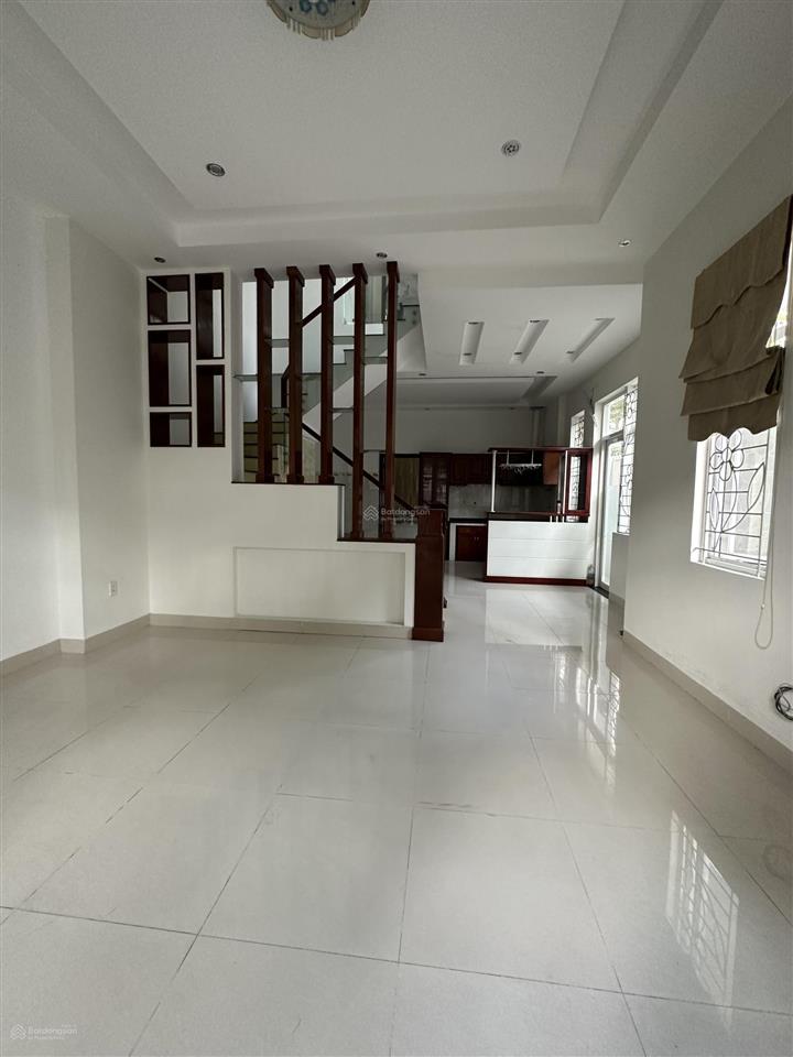 Lô góc 2 mặt tiền đường hà huy giáp, sẵn nhà 3 tầng đang cho thuê 18tr/th. gọi tuyết