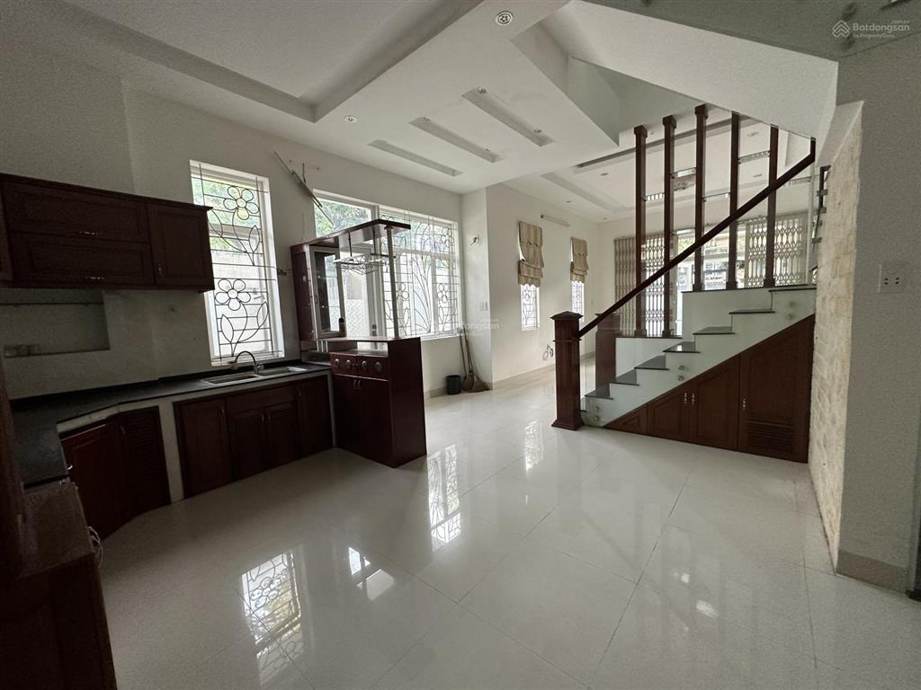 Lô góc 2 mặt tiền đường hà huy giáp, sẵn nhà 3 tầng đang cho thuê 18tr/th. gọi tuyết