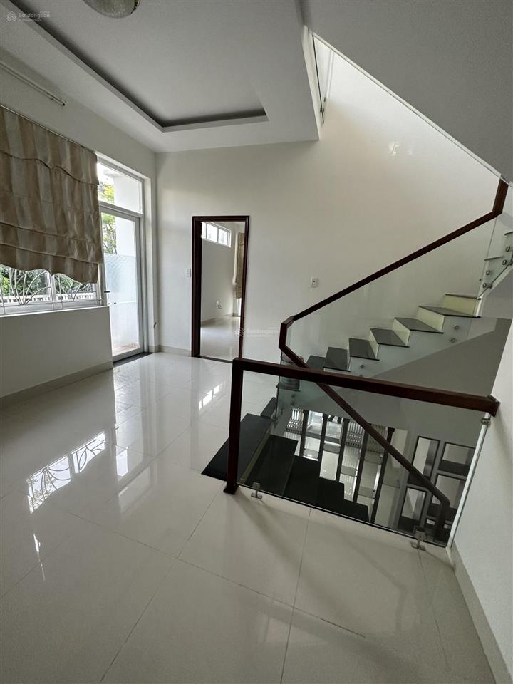 Lô góc 2 mặt tiền đường hà huy giáp, sẵn nhà 3 tầng đang cho thuê 18tr/th. gọi tuyết
