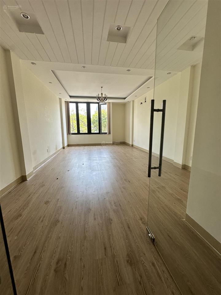 Kẹt tiền bán rẻ nhà 3,5 tầng đường 30/4 phù hợp làm văn phòng  cty, gọi tuyết