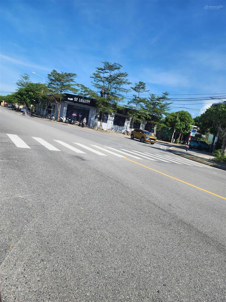 Cc bán lô góc 2 mặt tiền đường lê thánh tông. view sông. thị trấn núi thành. diện tích 800 m2.