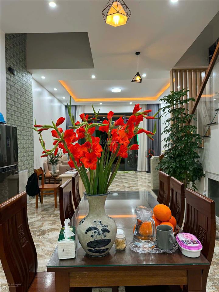 Nhà tâm huyết chủ đang ở  dt 100m2  3 tầng, 3pn, khu đáng sống bậc nhất hòa xuân