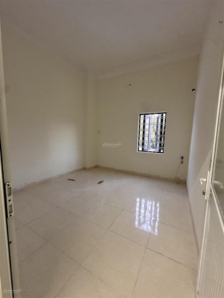 Cho thuê nhà 2 tầng đường ô tô tô hiệu ngay sau nhà mặt tiền, nhà mới sạch đẹp, gần bến xe đà nẵng