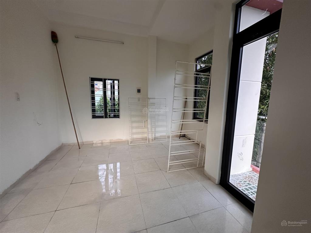Cho thuê nhà 2 tầng đường ô tô tô hiệu ngay sau nhà mặt tiền, nhà mới sạch đẹp, gần bến xe đà nẵng