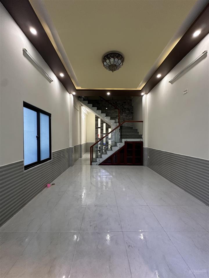 Cho thuê nhà 2 tầng đường ô tô tô hiệu ngay sau nhà mặt tiền, nhà mới sạch đẹp, gần bến xe đà nẵng