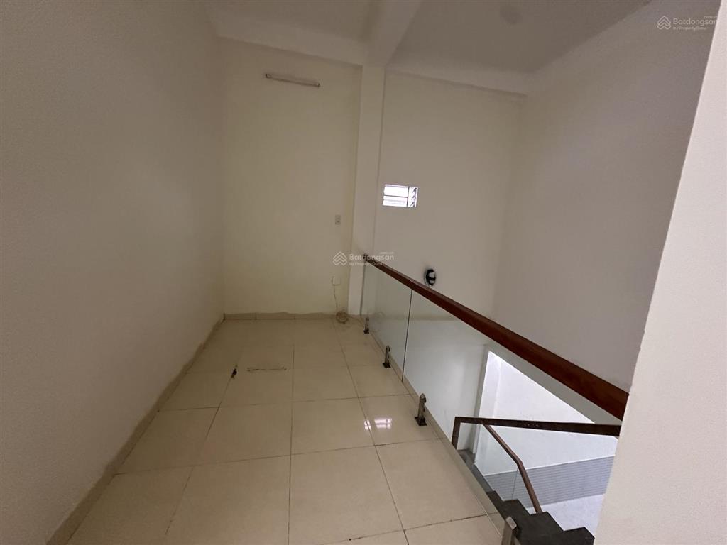 Cho thuê nhà 2 tầng đường ô tô tô hiệu ngay sau nhà mặt tiền, nhà mới sạch đẹp, gần bến xe đà nẵng