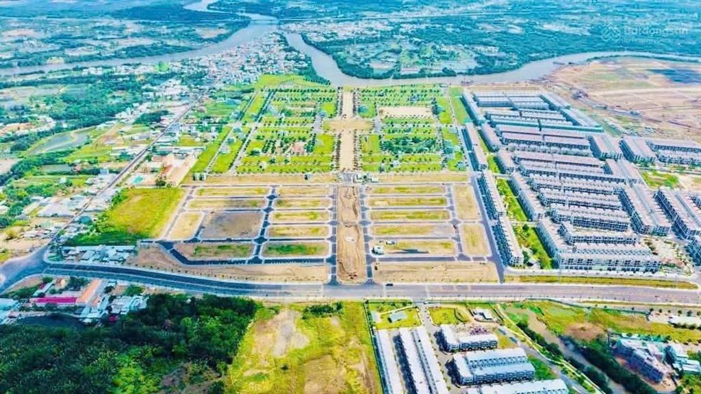 Kẹt tiền bán gấp nền sát cổng dự án sài gòn village. giá 1tỷ8