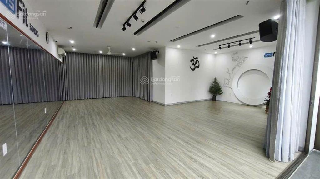 Trung tâm phố, tòa nhà 7 tầng, 2 mặt thoáng. trục chính 10.5m thông ra bạch đằng.