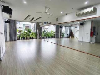 Trung tâm phố, tòa nhà 7 tầng, 2 mặt thoáng. trục chính 10.5m thông ra bạch đằng.