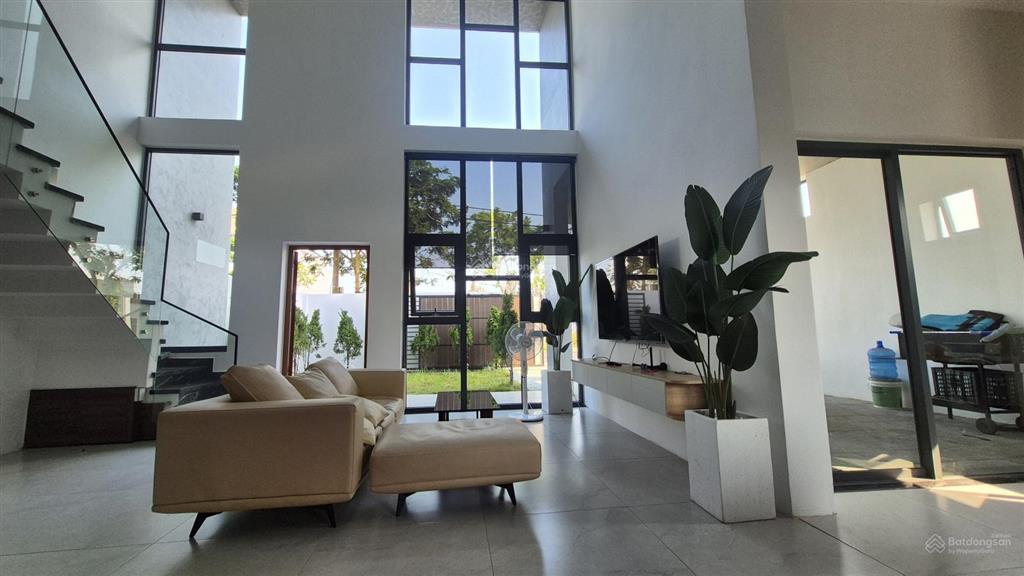 Sơn trà  villa 2 tầng có hồ bơi, view vịnh biển siêu thoáng. cho thuê lâu dài